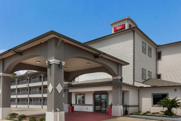 Red Roof PLUS+ Galveston - Beachfront image 1