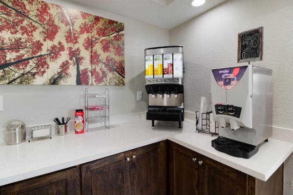 Red Roof PLUS+ Galveston - Beachfront image 12