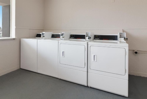 Red Roof PLUS+ Galveston - Beachfront image 13