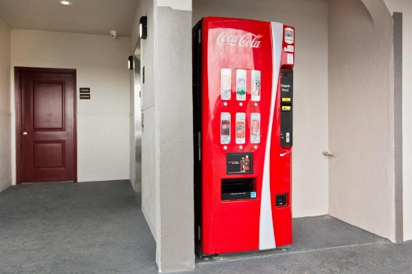 Red Roof PLUS+ Galveston - Beachfront image 14