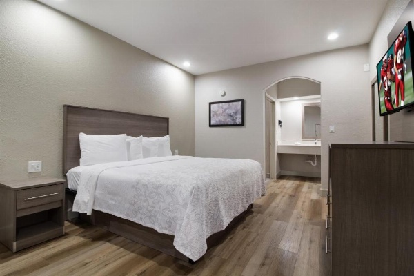 Red Roof PLUS+ Galveston - Beachfront image 15