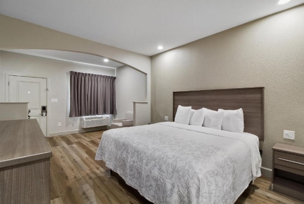 Red Roof PLUS+ Galveston - Beachfront image 16