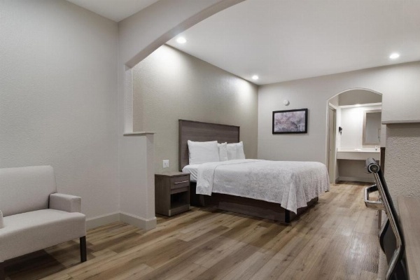 Red Roof PLUS+ Galveston - Beachfront image 17