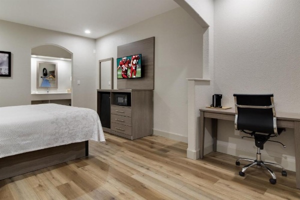 Red Roof PLUS+ Galveston - Beachfront image 18