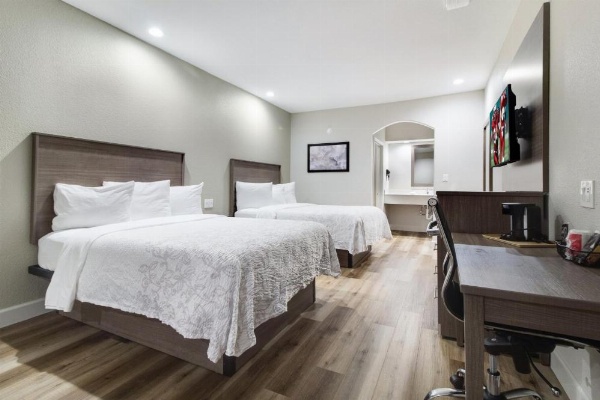 Red Roof PLUS+ Galveston - Beachfront image 20