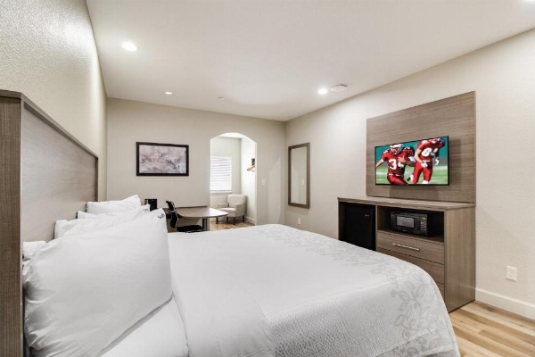 Red Roof PLUS+ Galveston - Beachfront image 23