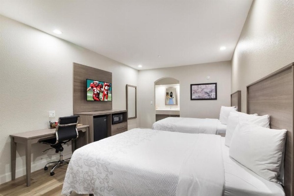 Red Roof PLUS+ Galveston - Beachfront image 25