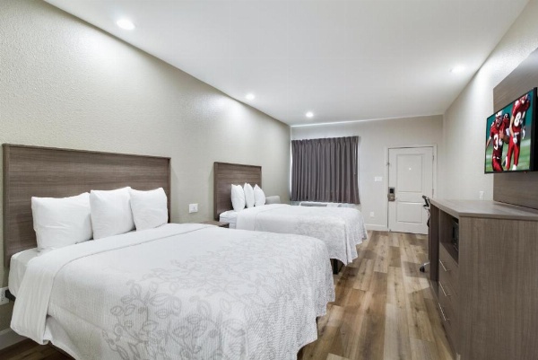 Red Roof PLUS+ Galveston - Beachfront image 26