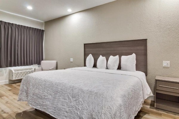 Red Roof PLUS+ Galveston - Beachfront image 28