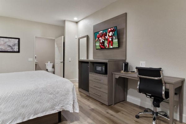 Red Roof PLUS+ Galveston - Beachfront image 29