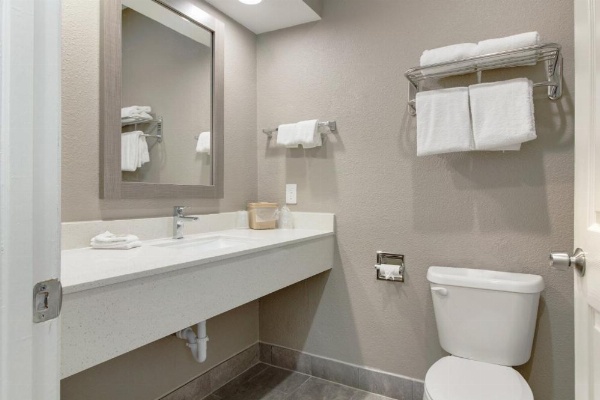 Red Roof PLUS+ Galveston - Beachfront image 30